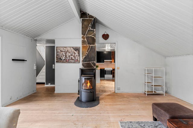 Stuen har i tillegg peisovn som varmer godt og skaper en lun og hyggelig stemning på kjølige vinterkvelder.