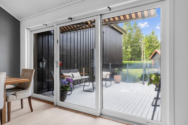 Fra stuen er det adkomst til en stor solrik, vestvendt terrasse på ca. 20 m²