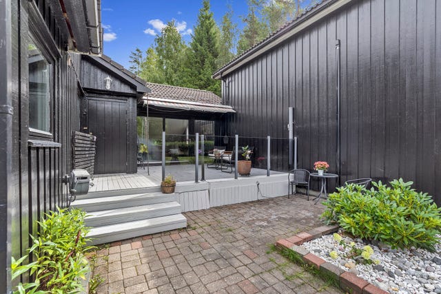 Inngangsparti med egen terrasse på fremsiden av huset.