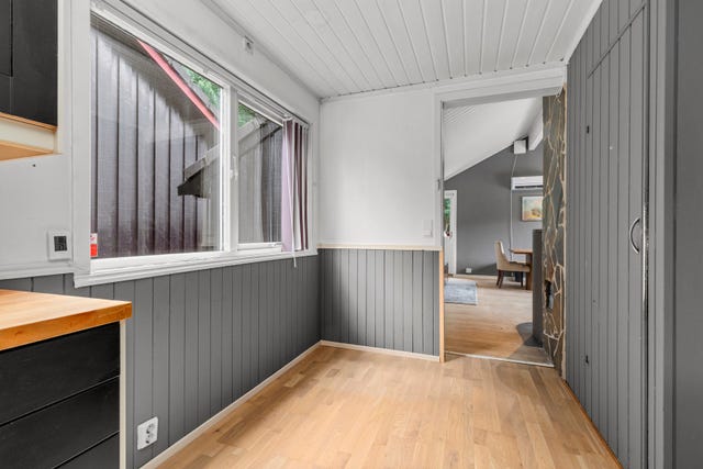 På kjøkkenet er det også plass til et lite kjøkkenbord hvor man kan nyte frokosten og morgenkaffen.