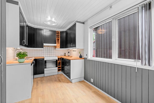 Kjøkkenet har frittstående hvitevarer som består av komfyr og oppvaskmaskin.