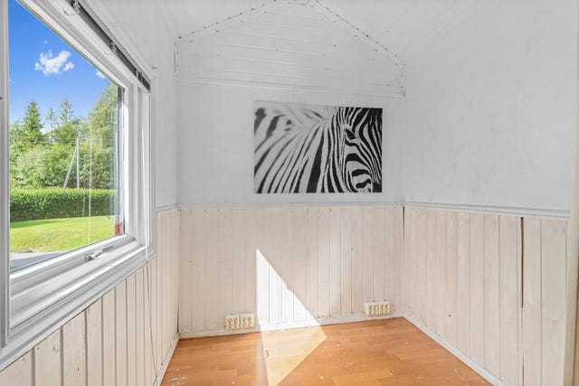 Soverommet er tilknyttet en innvendig bod som passer utmerket til garderoberom.