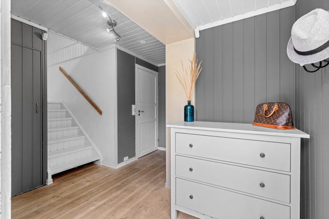 Praktisk innvendig bod under trappen i gangen.