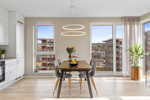 Fra stuen er det direkte utgang til den store, private terrassen.