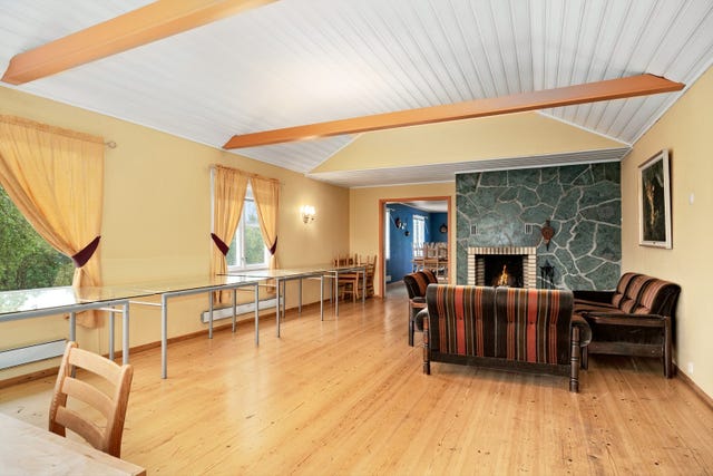 Eiendommen byr på hele 431 m² bruksareal og et betydelig utviklingspotensial for overnatting, kurs- og aktivitetstilbud, personalbolig eller andre spennende konsepter.