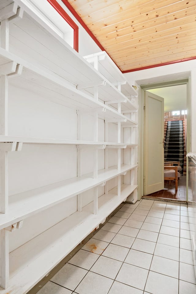 I 1. etasje finner man: Vindfang, hall m/trapp, matbod, garderobe, toalettrom, gang, gang 2, bod, soverom, teknisk rom, dusjrom, badstue og garasje.