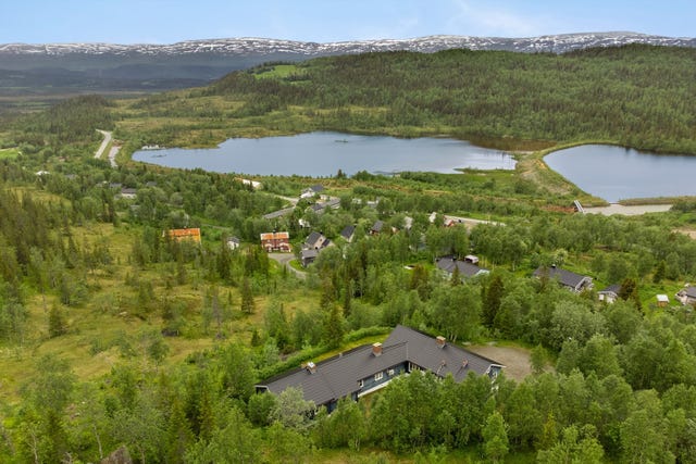 Store Knausen er en historisk bolig- og overnattingsbygg med røtter tilbake til gruvedriften i Bleikvasslia.