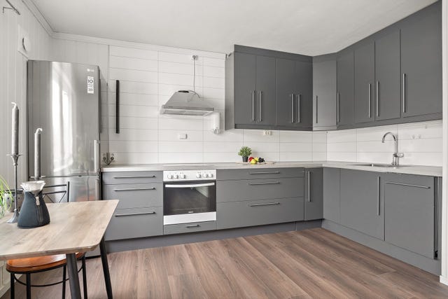 Leiligheten har et bruksareal på 27 m². Den inneholder entré/gang, bad og stue/kjøkken i åpen løsning.