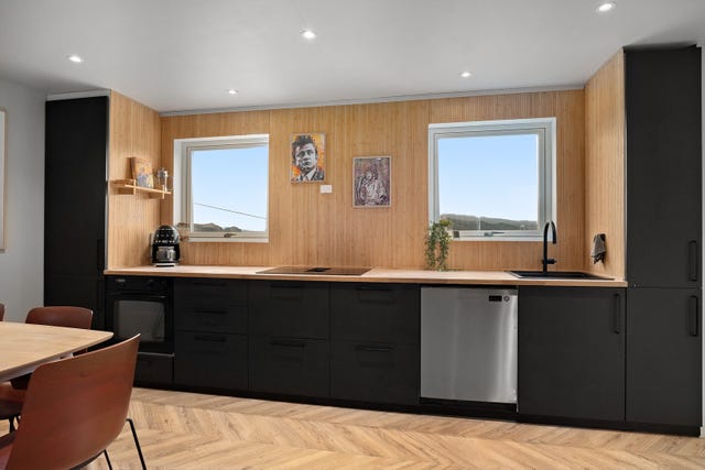 Boligen fremstår lys, moderne og innbydende, med en gjennomgående stil som skaper en rød tråd fra rom til rom.