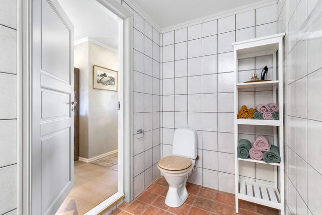 Badet har fliser i gulv med gulvvarme.