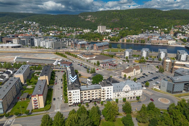 Svært sentral beliggenhet med nærhet til byens mange fasiliteter og servicetilbud. Herfra er det kort vei til både Drammen sentrum, togstasj