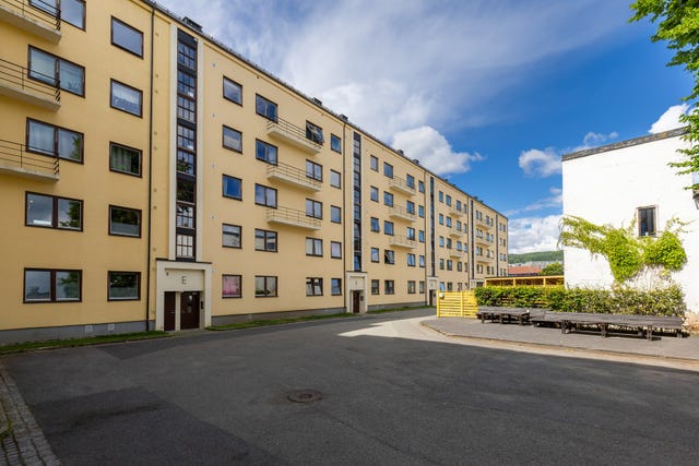 Velholdte og hyggelige fellesarealer rundt bygget, med sitteplasser som innbyr til hyggelige stunder utendørs.