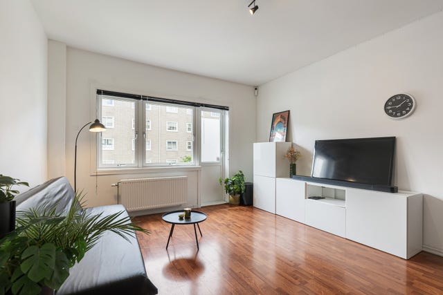 Lys og romslig stue med god plass til både sofagruppe og øvrig møblement. Herfra er det direkte utgang til balkongen.