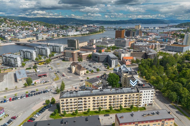 Svært sentral beliggenhet med kort vei til Drammen sentrum, hvor du finner et rikt utvalg av butikker, serveringssteder og servicetilbud.