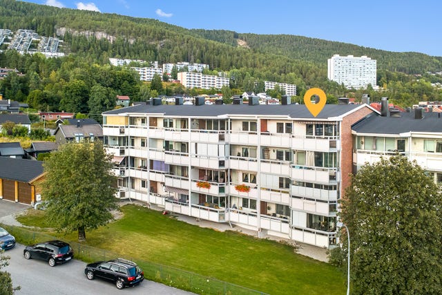 Beliggeende i toppetasje med masse lys og sol inn