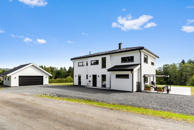 Nydelig eiendom med dobbel garasje og en romslig gårdsplass.