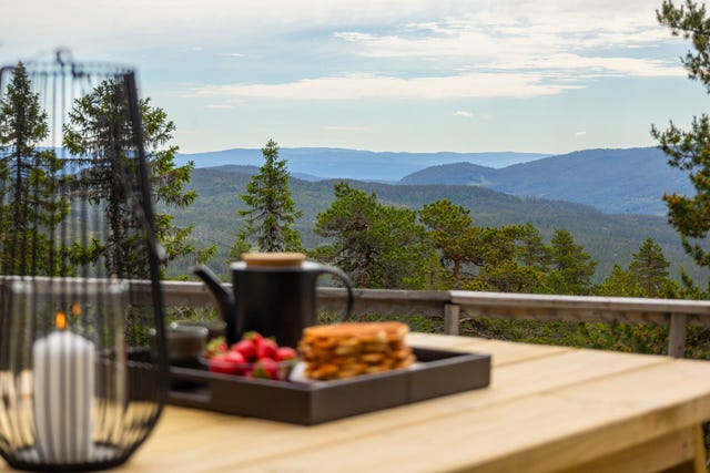 Kos med fjellfølelse - Her kan dagens første kaffekopp nytes i fredelige omgivelser, med et vidstrakt landskap som bakteppe.