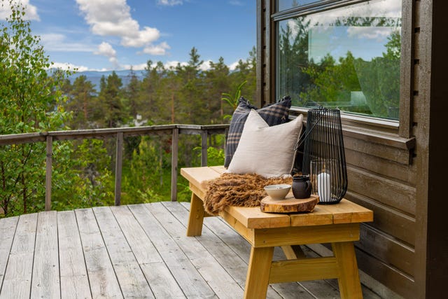 En lun og skjermet sitteplass på terrassen. Perfekt for morgenkaffen, en stille stund eller bare å nyte roen på fjellet.