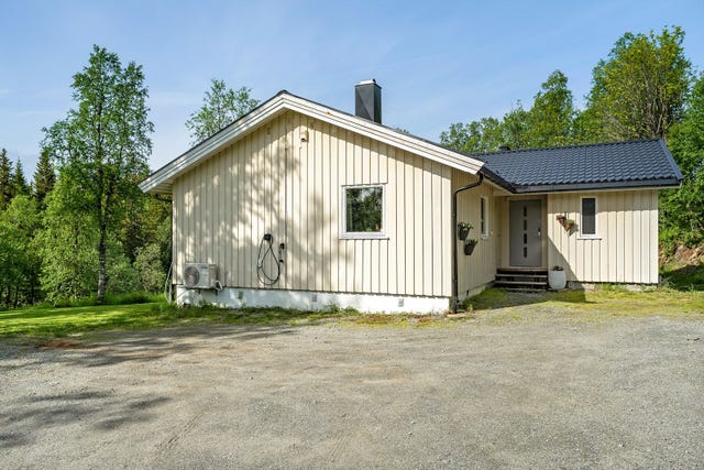 Eiendommen ligger ca. 6 km fra Røssvoll og om lag 16,8 km fra Mo i Rana sentrum. På Røssvoll og Skonseng finner du dagligvarebutikk, campingplass, skole og barnehage m.m.