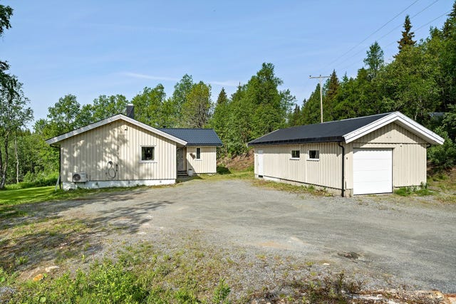 Tomten er stor på ca. ca. 3 163 m². Ca. 2 dekar av eiendommens areal består av produktiv skog i følge gårdskart fra NIBIO.