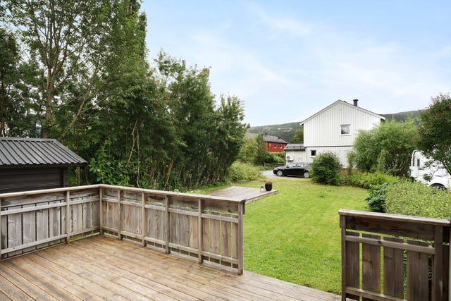 Terrassen har naturlig tilknytning til uteområdet og gir gode muligheter for avslapning utendørs.