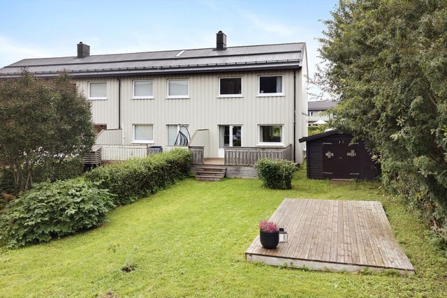 Hyggelig terrasse og markterrasse med god plass til utemøbler og sosiale sammenkomster i sommerhalvåret.