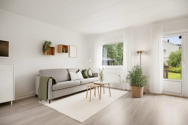 Lys og romslig stue med gode møbleringsmuligheter og plass til både sofagruppe og spisebord.