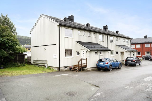 Boligen har en attraktiv beliggenhet med kort vei til skole, butikk, fritidstilbud og sentrum.