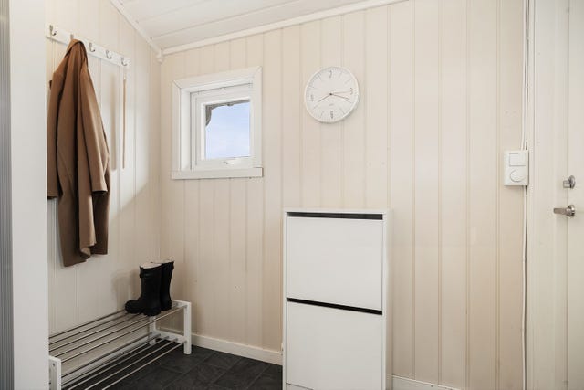 Entré med plass til å henge av seg yttertøy og enkel adkomst til boligens oppholdsrom.