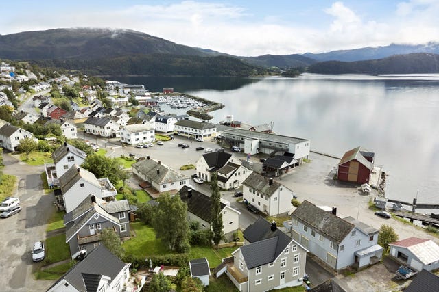 Eiendommen har en attraktiv og sentral beliggenhet på Hemnesberget, med flott utsikt mot Leirvika og Elsfjorden.