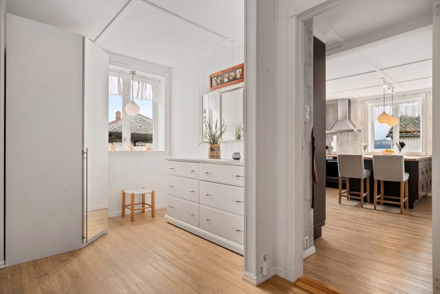 Boligens hovedetasje fremstår som lys, innbydende og funksjonell. Her finner man entré, bad, vaskerom, kjøkken, stue, ett soverom og walk-in closet.