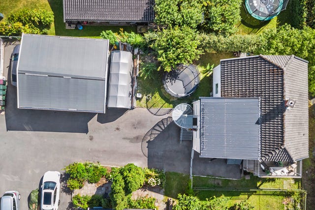 Boligen er en hel tomannsbolig med to boenheter. Stor garasje.