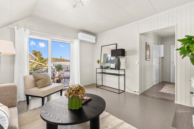 Stuen har plass til en sitte og spise gruppe om ønsket eller en noe større sittegruppe.