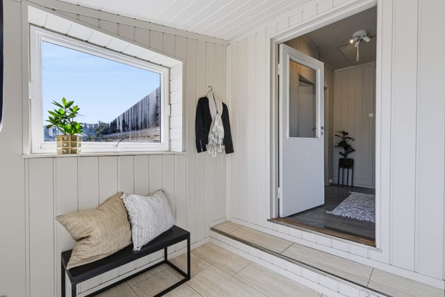 Entrè med plass til et lite møblement.