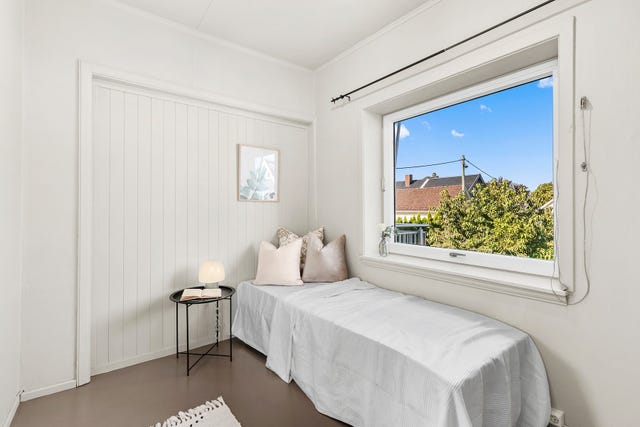 God plass til seng nattbord og tilhørende møblement.