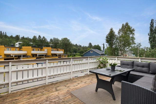 Her er det god plass til hagemøbler og for å lage en sone hvor sommerdagene kan nytes.