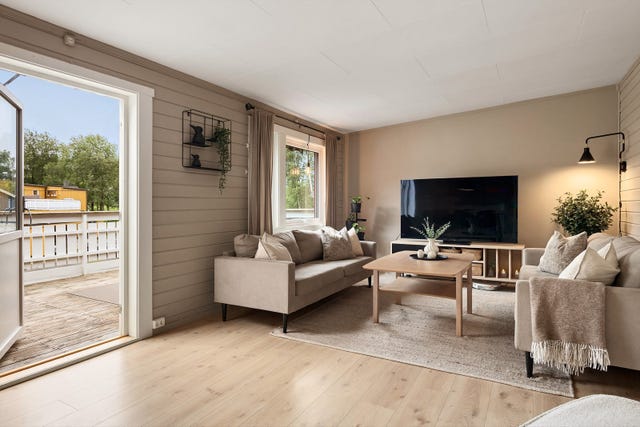 Verandadør i stuen gir direkte adkomst en hyggelig veranda i andre etasje.