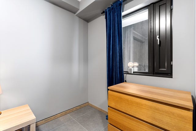 Rommet har plass til garderobeskap/kommode/oppbevaringsløsninger.