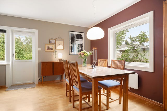 Fra stue er det utgang til en stor terrasse og videre til hagen, en praktisk løsning som gjør det enkelt å følge med på barna mens de leker ute.