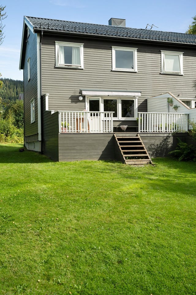 Eiendommen har et stort hageområde som er skjermet fra vei med god plass til lek, trampoline, ballek og andre uteaktiviteter.