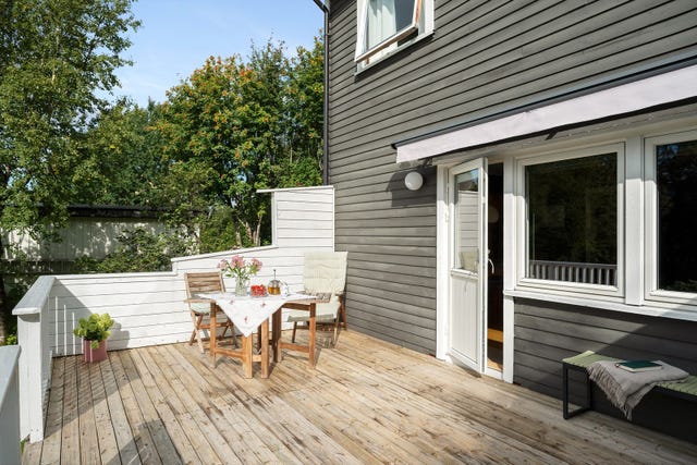 Her er det god plass til både hagemøbler, spisegruppe og grill- så her ligger alt til rette for gode måltider og trivelige stunder med familien og venner. Terrassen har en markise innstallert i 2023.