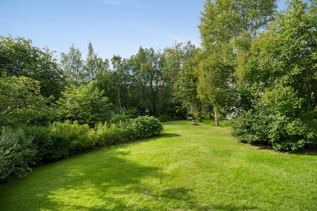 Tomten er en eiendomstomt på totalt 846 m2. Hageområdet er relativt plant og opparbeidet med gressplen og diverse beplantning. Tilleggsarealet på ca. 300 m2 er naturtomt og ikke opparbeidet.