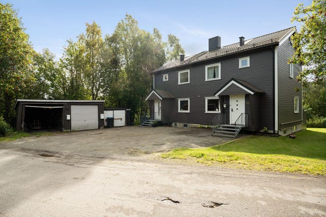 Fra boligen er det få minutters gange til barnehage, barneskole og dagligvarebutikk. Nærområdet for øvrig har også sykehus med legevakt, flotte turområder i Selforslia, frisør og blomsterbutikk.