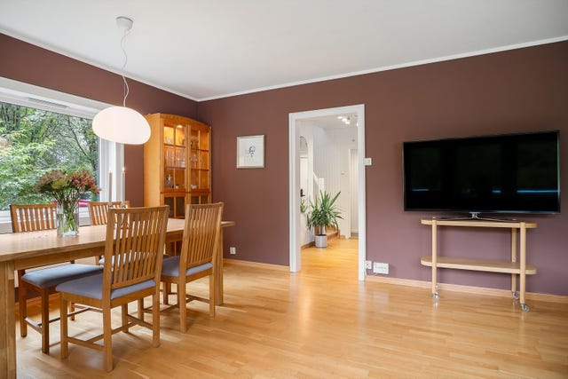 Stuen har eikeparkett, og er koselig og innbydende med god plass til både spisebord og sofagruppe.
