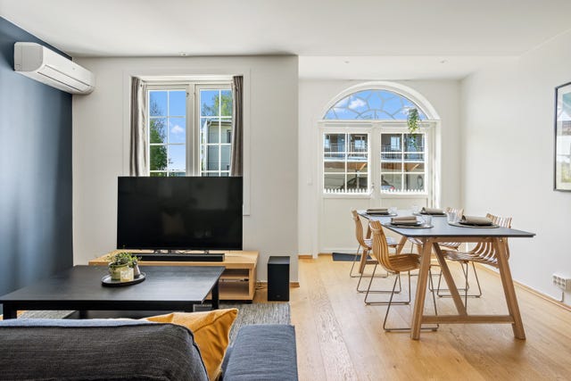 Plass til sofa og spisegruppe