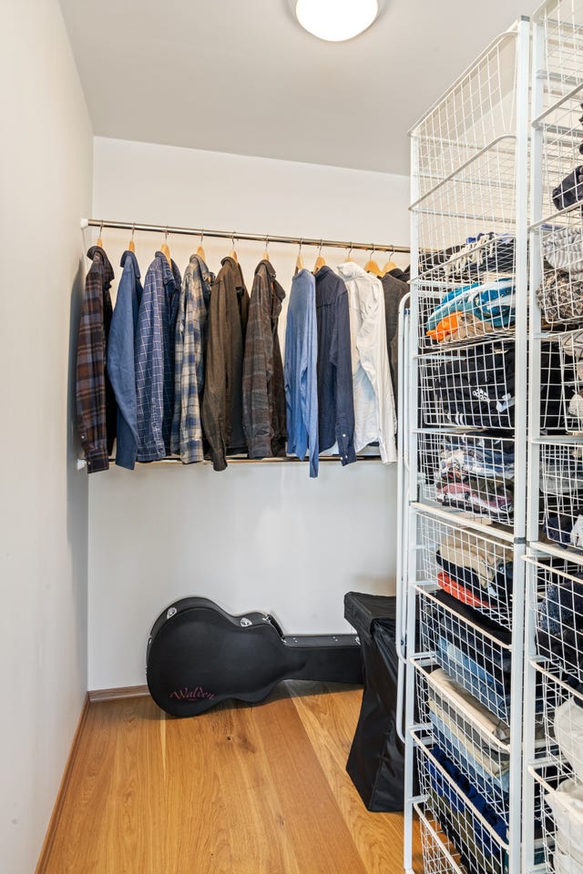 Praktisk walk-in garderobe