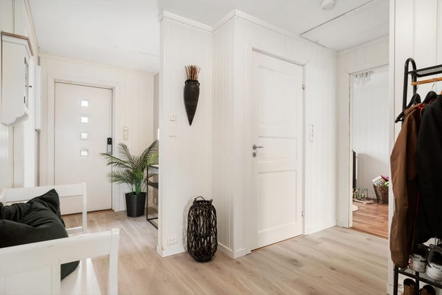 Velkommen inn til en lys og innbydende entré med gode løsninger for oppbevaring av yttertøy og sko.