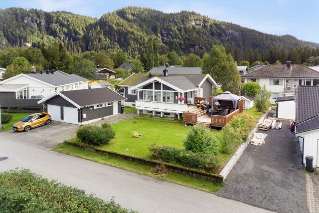 Eiendommen ligger i en blindgate uten gjennomgangstrafikk - en fin kvalitet for barnefamilien.