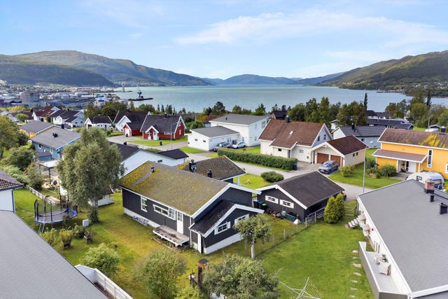 Her får du en innholdsrik og familievennlig enebolig med en rolig beliggenhet i et veletablert boligområde.