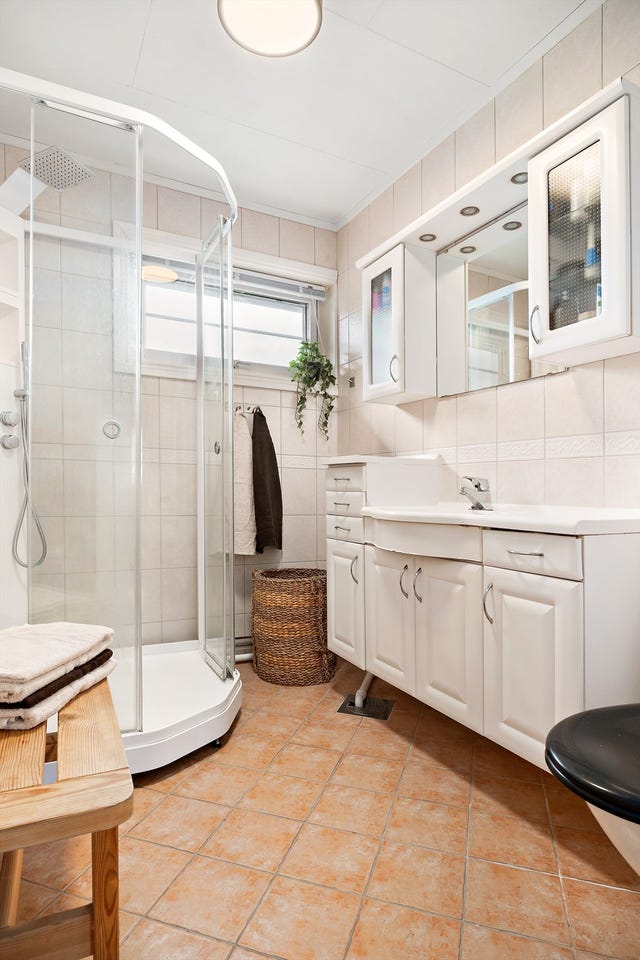 Badet i hovedplan har flislagte vegger, og gulv med varmekabler. I tillegg har boligen eget bad og separat vaskerom i kjelleretasjen.